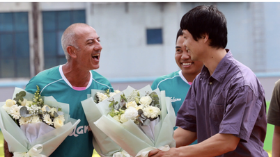 Der vietnamesische Fußballverband (VFF) überreicht Trainer Guillaume Graechen eine Gedenkmedaille.
