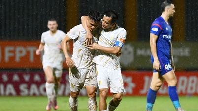 Un delantero de la selección vietnamita anota y Hanoi gana de forma convincente tras un partido marcado por la lluvia.