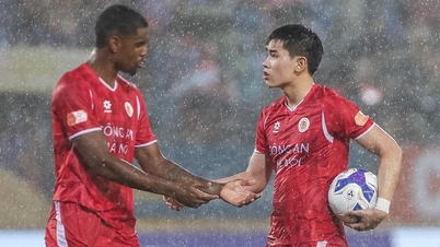 Dinh Bac reage quando seu companheiro de equipe tenta bater o pênalti em seu lugar.