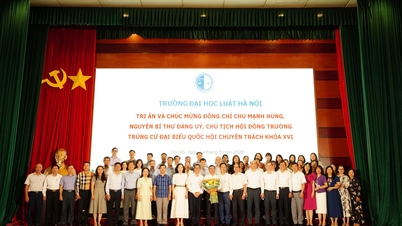 La cérémonie de passation de pouvoir pour le poste de secrétaire du comité du Parti de l'université de droit de Hanoï et un hommage émouvant de l'ancien secrétaire du comité du Parti, Chu Manh Hung.