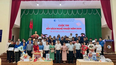 La branche Dak Lak de l'Université de droit de Hanoï organise le concours « Empilage artistique de livres » en réponse à la Journée vietnamienne du livre et de la culture de la lecture 2026.