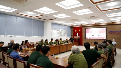 Réunion traditionnelle de l'Association des anciens combattants de l'Université de génie civil : Souvenirs héroïques d'une époque où les étudiants revêtaient l'uniforme militaire, mettant de côté leurs stylos et leurs livres pour partir à la guerre.