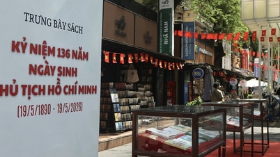 Exposition de livres sur le président Hô Chi Minh dans la rue des livres de Hô Chi Minh-Ville.