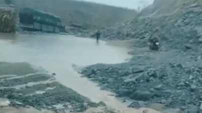 ダクラク省：豪雨により、建設中の道路で土砂崩れが発生した。