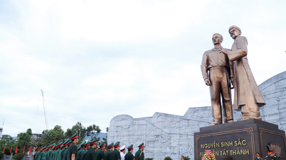 The delegation from the National Defence Academy laid wreaths at the monument of Nguyen Sinh Sac and Nguyen Tat Thanh.