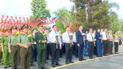 บุคลากรด้านสาธารณสุขของจังหวัดด่งนายร่วมจุดธูปเพื่อแสดงความเคารพต่อวีรบุรุษผู้เสียสละชีวิตเมื่อวันที่ 30 เมษายน