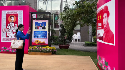 Abertura da exposição de cartazes de propaganda e fotografias documentais sobre o Presidente Ho Chi Minh.
