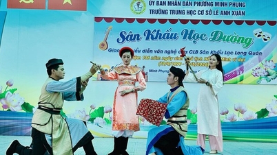 Die verdiente Künstlerin Hạnh Thúy verbreitet Begeisterung für das Schultheater.