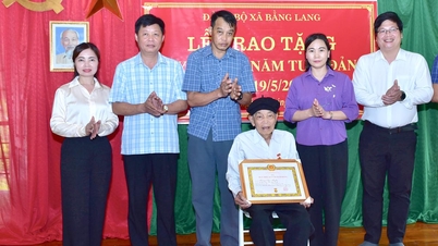 Zástupce stálého tajemníka stranického výboru Provinčního lidového výboru Nong Thi Bich Hue předal stranické odznaky v obcích Xuan Giang a Bang Lang.