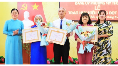 Meu bairro de Thoi concedeu distintivos do Partido e comemorou o 136º aniversário do nascimento do presidente Ho Chi Minh (19 de maio de 1890 - 19 de maio de 2026).