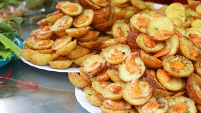Tento stánek s banh khot (miniaturními slanými palačinkami) se nachází hluboko v uličce a nabízí neuvěřitelně nízké ceny, které začínají již od 2 000 VND za kus.