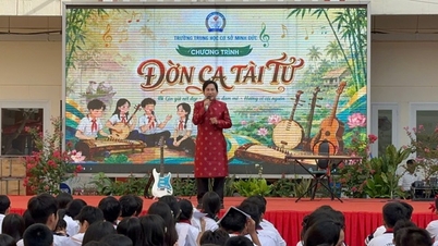 ការសម្តែងពិសេសមួយនៅលើទីធ្លាសាលាដោយវិចិត្រករឆ្នើម គីម ធូឡុង និងកូនប្រុសរបស់គាត់។
