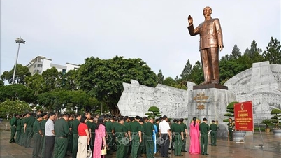 Ветераны на практике изучают и следуют учениям дяди Хо.