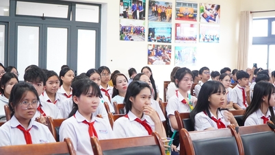 A União da Juventude de Da Nang organiza orientação profissional para alunos do ensino fundamental II.