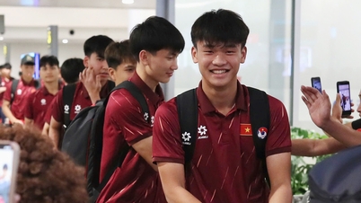 ベトナムU17代表チームはワールドカップ優勝後、満面の笑みを浮かべて帰国した。