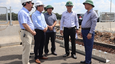 Wiceprzewodniczący Prowincjonalnego Komitetu Ludowego Truong Cong Thai dokonuje inspekcji terenu projektu drogi ekspresowej Khanh Hoa-Buon Ma Thuot.