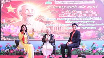 Pengarah berusia 97 tahun, Xuan Phuong, sambil menangis menceritakan pertemuannya dengan Presiden Ho Chi Minh di Viet Bac.