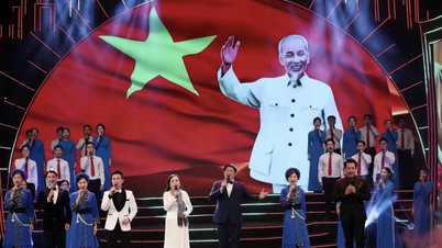 Das politische und künstlerische Programm „Sein Name leuchtet ewig“ erinnert an den 136. Geburtstag von Präsident Ho Chi Minh.