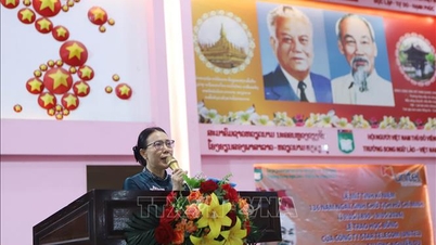 Ho Si Minh elnök születésének 136. évfordulójára emlékezve a Nguyễn Du Lao-vietnami kétnyelvű iskolában.