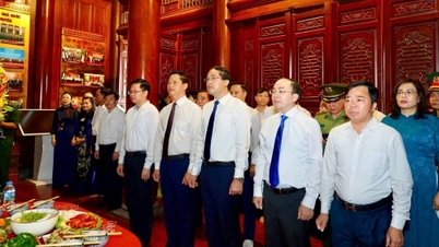 Η αντιπροσωπεία από την επαρχία Thai Nguyen πρόσφερε θυμίαμα στη μνήμη του Προέδρου Χο Τσι Μινχ.