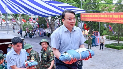 Uma cerimônia solene foi realizada para receber os restos mortais de 80 soldados voluntários e especialistas vietnamitas de volta à sua terra natal.