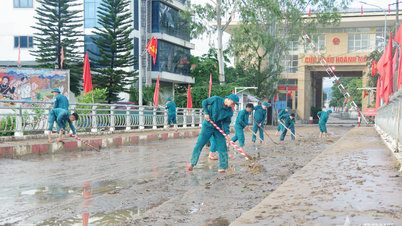 De väpnade styrkorna i Quang Ninh-provinsen hjälper aktivt människor att övervinna konsekvenserna av kraftiga regn.
