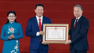 Algemeen secretaris en president To Lam was aanwezig bij de ceremonie ter aankondiging van de oprichting van de stad Dong Nai.