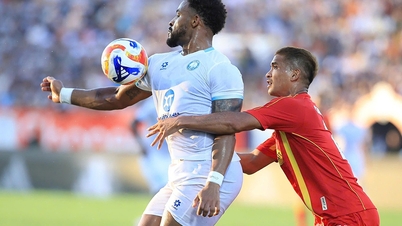El señor Kim está sufriendo un fuerte dolor de cabeza, ya que Xuan Son no está logrando marcar goles en la V-League.