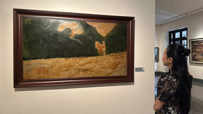 Two National Treasures depicting the portrait of President Ho Chi Minh.
