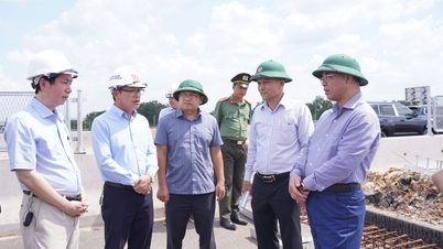 Místopředseda provinčního lidového výboru Dak Lak Truong Cong Thai provádí inspekci staveniště projektu dálnice Khanh Hoa - Buon Ma Thuot.