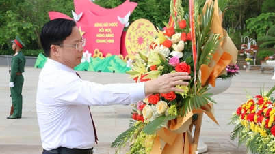 রাষ্ট্রপতি হো চি মিনের ১৩৬তম জন্মবার্ষিকী উপলক্ষে প্রাদেশিক নেতারা পুষ্পস্তবক অর্পণ ও ধূপ প্রজ্জ্বলন করেন।