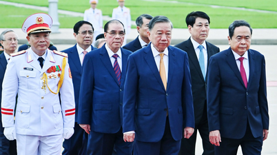Parti ve devlet liderleri, Başkan Ho Chi Minh'in doğumunun 136. yıl dönümü vesilesiyle anıt mezarını ziyaret etti.