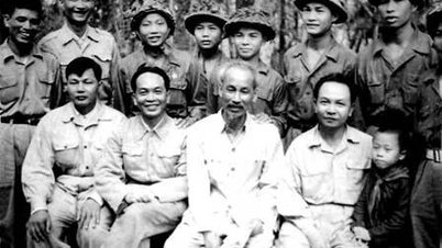 Möt generalen som var den "försvunne" pojken på fotot taget med president Ho Chi Minh för 70 år sedan.
