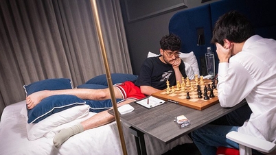O jogador de xadrez jogava deitado na cama.