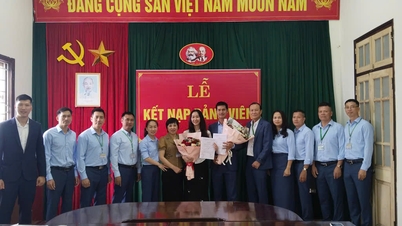 ພິທີຮັບສະມາຊິກພັກຂອງສາຂາພັກສູນການສຶກສາກາຍະກຳ ແລະ ກິລາ ໄດ້ຈັດຂຶ້ນເພື່ອລະນຶກວັນຄົບຮອບ 136 ປີ ແຫ່ງວັນຄ້າຍວັນເກີດຂອງປະທານໂຮ່ຈິມິນ.