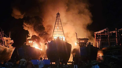 Quang Tri: Drie vissersboten die voor reparaties voor anker lagen, vatten plotseling vlam.