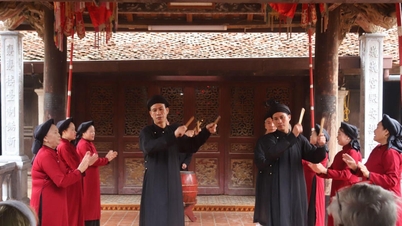 שומר שירי שואן עתיקים ב'מולדת'