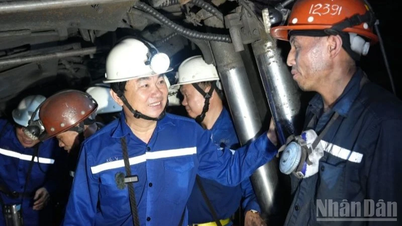 Um novo dia na mina de carvão de Mong Duong.