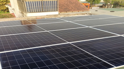 Ante el aumento de las facturas de electricidad, la gente se apresura a instalar sistemas de energía solar en sus tejados.