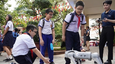 Warganegara mengalami realiti maya, robot dan perkhidmatan awam dalam talian di tengah-tengah Bandar Raya Ho Chi Minh.