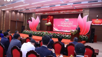 Sekretarz generalny i prezes To Lam wręcza odznaki partyjne weteranom Partii w Hanoi.