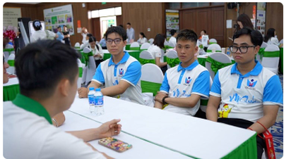 ນັກສຶກສາສາມາດເຂົ້າເຖິງຕຳແໜ່ງງານທີ່ເປີດຮັບເກືອບ 6,000 ຕຳແໜ່ງໃນງານວາງສະແດງວຽກພິເສດ.