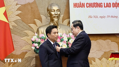 Ketua Majelis Nasional Tran Thanh Man menghadiri upacara penyerahan Tanda Jasa Buruh Kelas Satu kepada Wakil Ketua Majelis Nasional Nguyen Doan Anh.