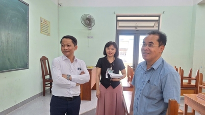 Da Nang city leaders inspect and review preparations for the 10th grade entrance exam.