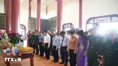 Commémoration du président Hô Chi Minh et hommage aux héros et martyrs du site historique du fort de Long Khot.