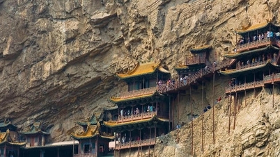 Un templu vechi de o mie de ani „atârnă” pe o stâncă din China.