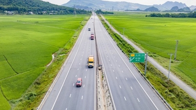 Kuzey-Güney Otoyolu'nda seyahat için kilometre başına 900 VND geçiş ücreti alınması önerisi.