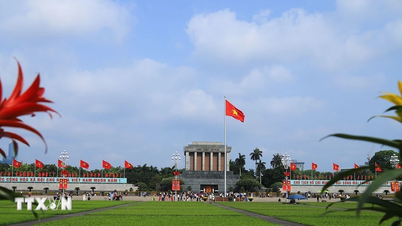 រំលឹកខួបលើកទី១៣៦ នៃថ្ងៃកំណើតរបស់លោកប្រធានហូជីមិញ៖ ខែឧសភា នៅទីលានបាឌីញ រំលឹកដល់លោកពូហូ។