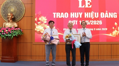 İl Halk Komitesi Daimi Başkan Yardımcısı Nguyen Hong Thanh, Khanh Hau Mahallesi'nde Parti Rozetlerini takdim etti.