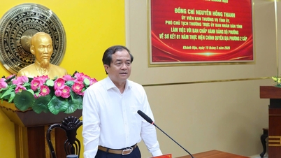 អនុប្រធានអចិន្ត្រៃយ៍នៃគណៈកម្មាធិការប្រជាជនខេត្ត លោក ង្វៀន ហុងថាញ់ ធ្វើការជាមួយគណៈកម្មាធិការប្រតិបត្តិនៃគណៈកម្មាធិការបក្សសង្កាត់ខាញ់ហៅ។